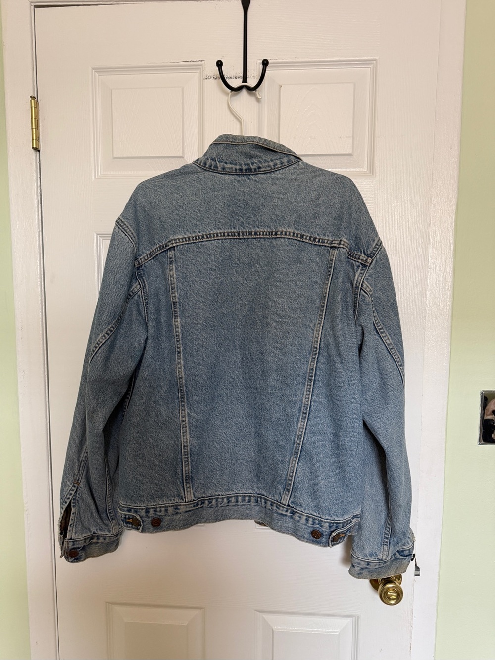 Levi's Light Wash Relaxed Trucker Denim Jacket with Plaid Lining - Picture 4 of 4